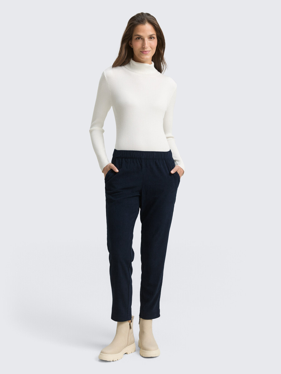 locker sitzende schmal geschnittene cordhose