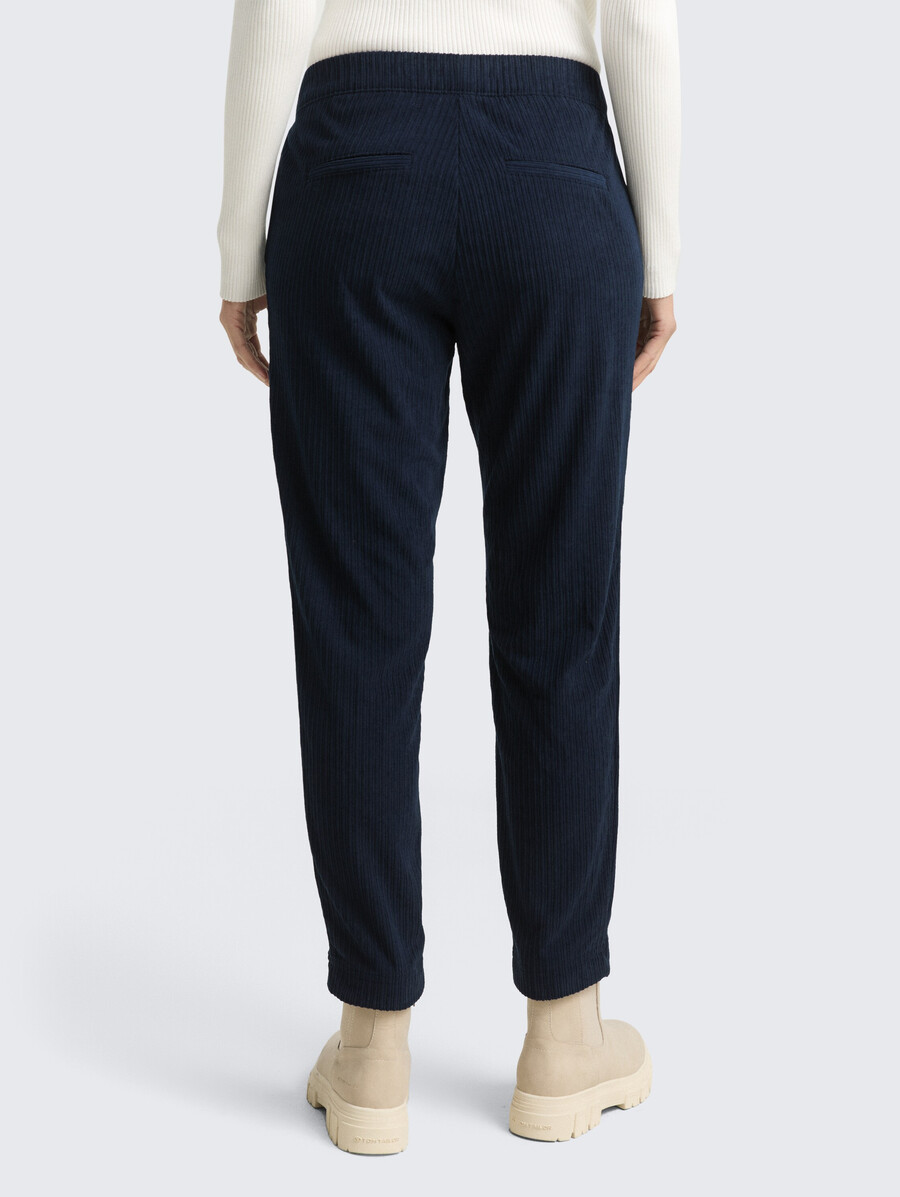 locker sitzende schmal geschnittene cordhose