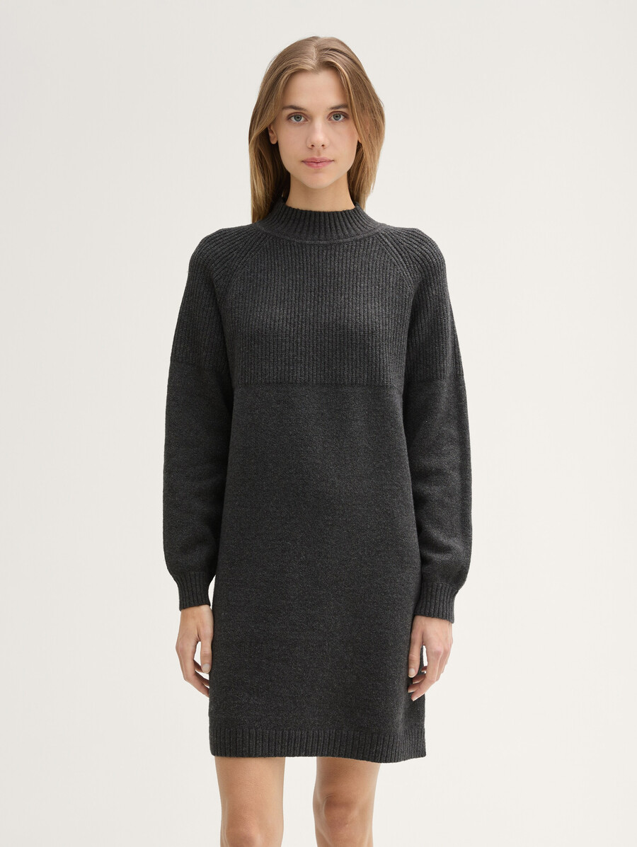 strickkleid mit stehkragen