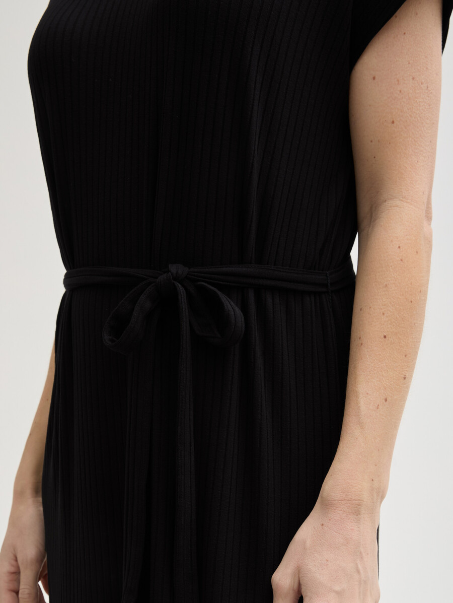 geripptes midikleid mit gürtel