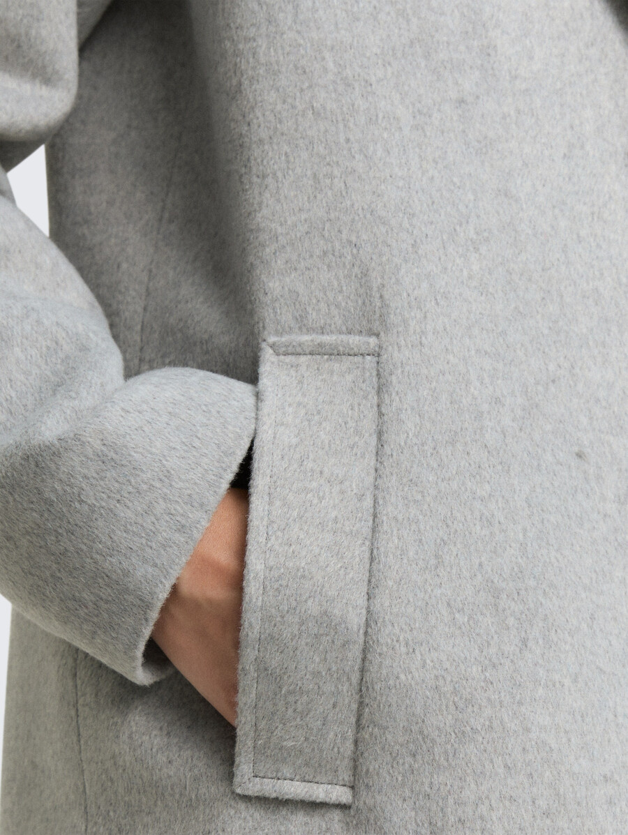 wollmantel mit eingrifftaschen