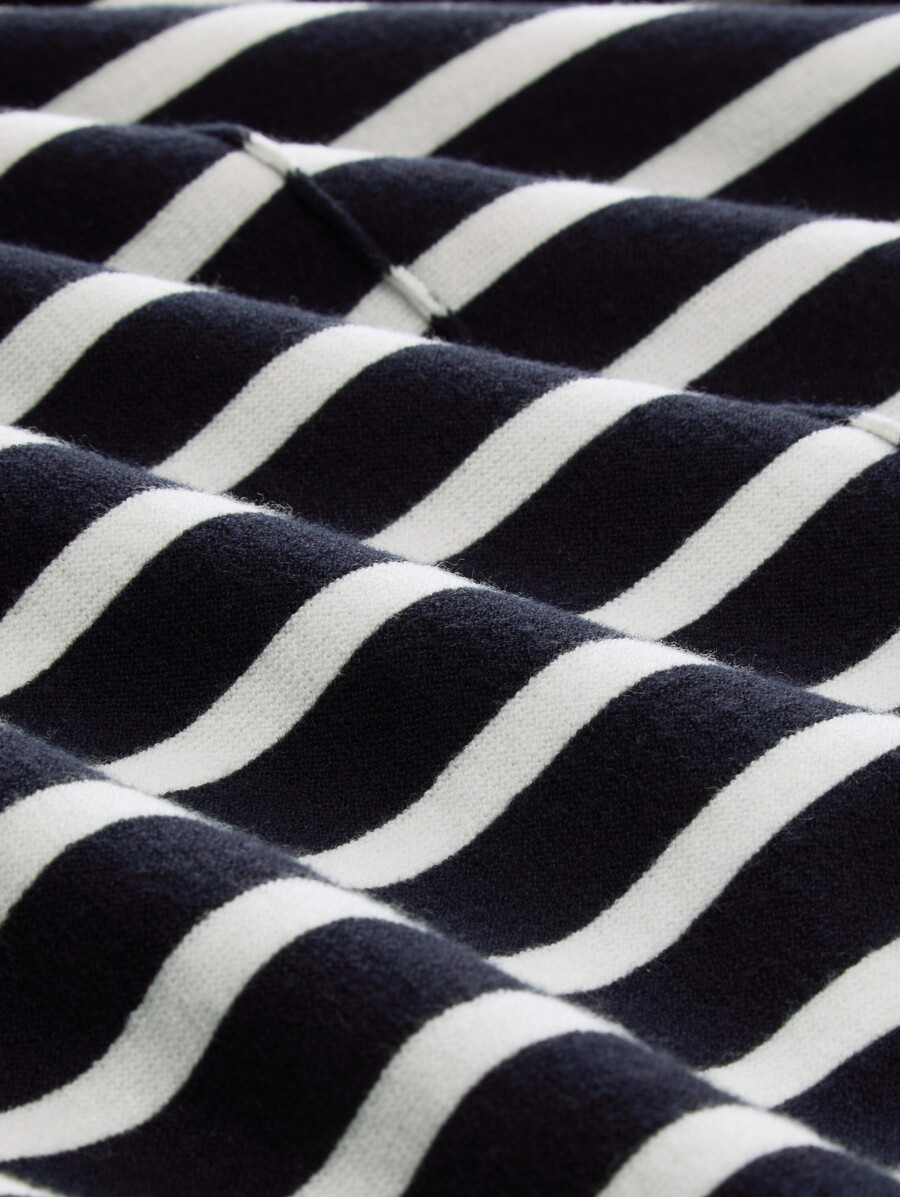 locker geschnittener strickpullover mit kapuze
