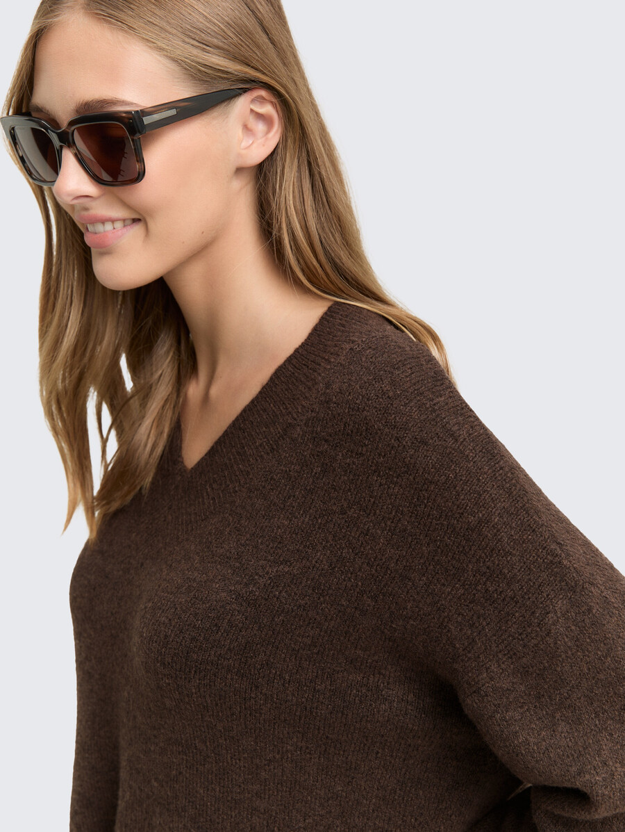 langer strickpullover mit v-ausschnitt