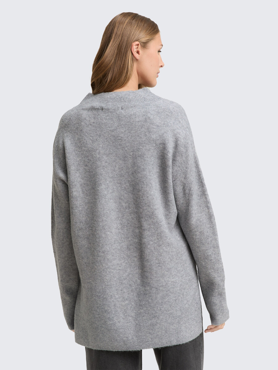 langer strickpullover mit v-ausschnitt