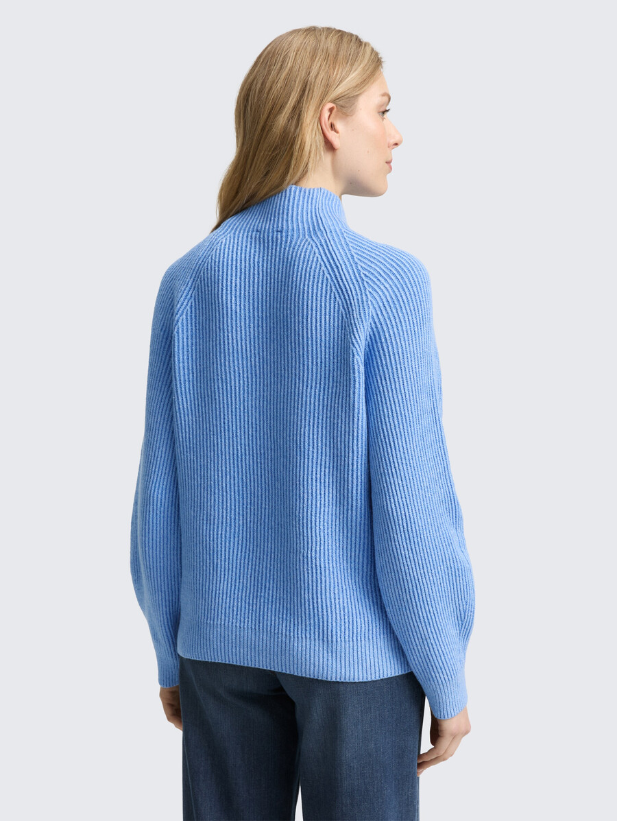 locker geschnittener strickpullover mit stehkragen
