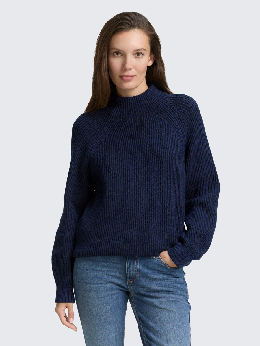 locker geschnittener strickpullover mit stehkragen