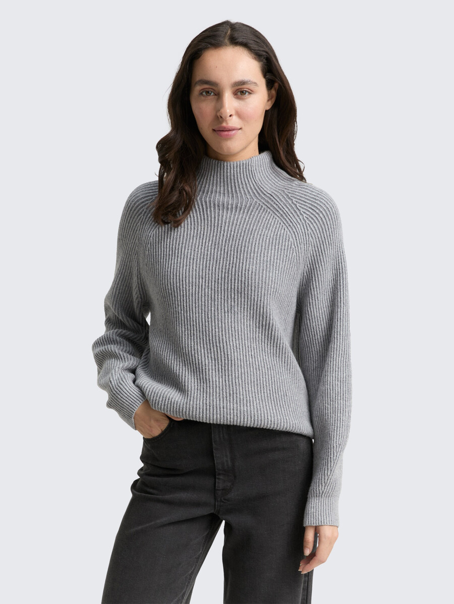 locker geschnittener strickpullover mit stehkragen