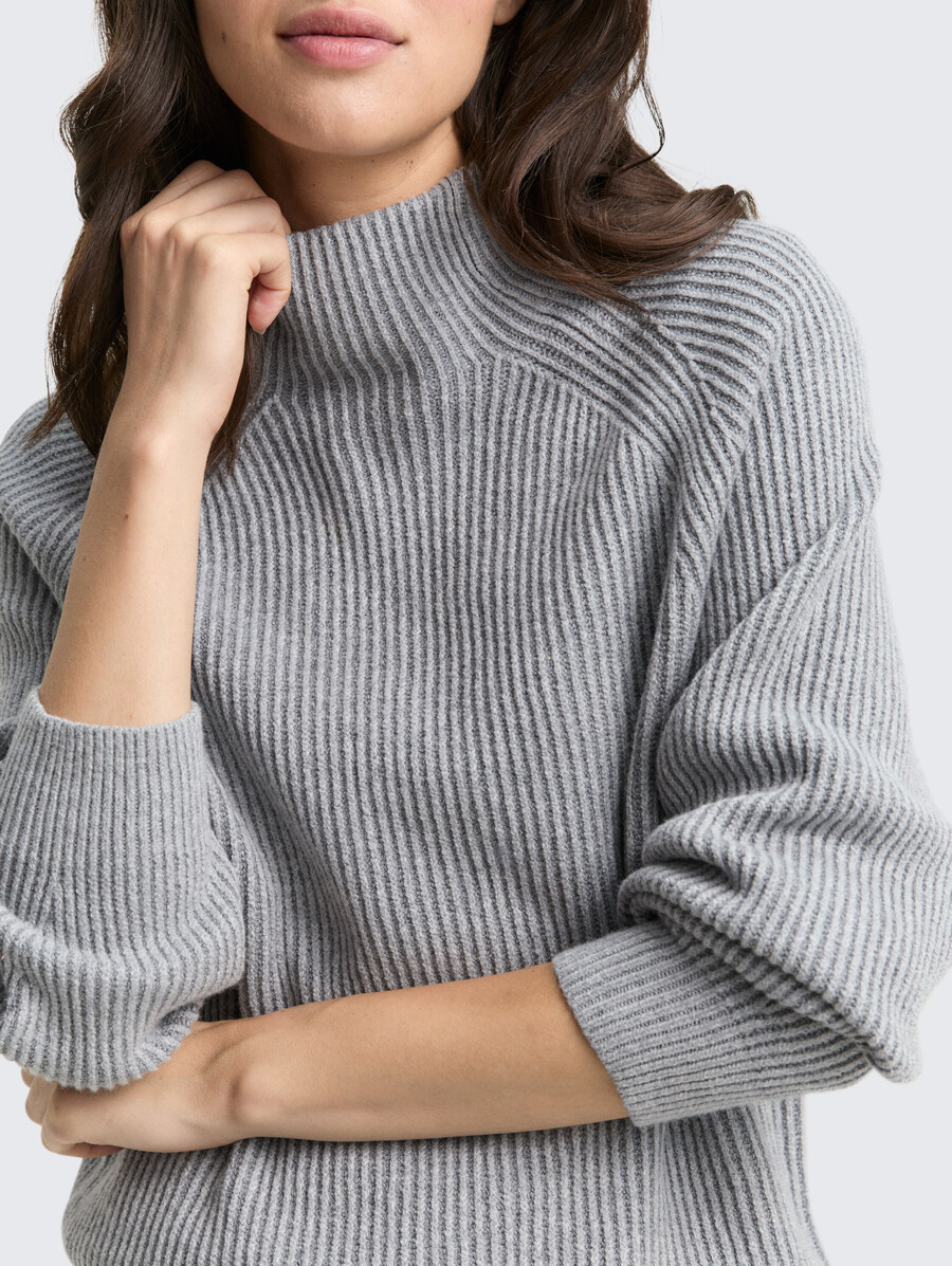 locker geschnittener strickpullover mit stehkragen