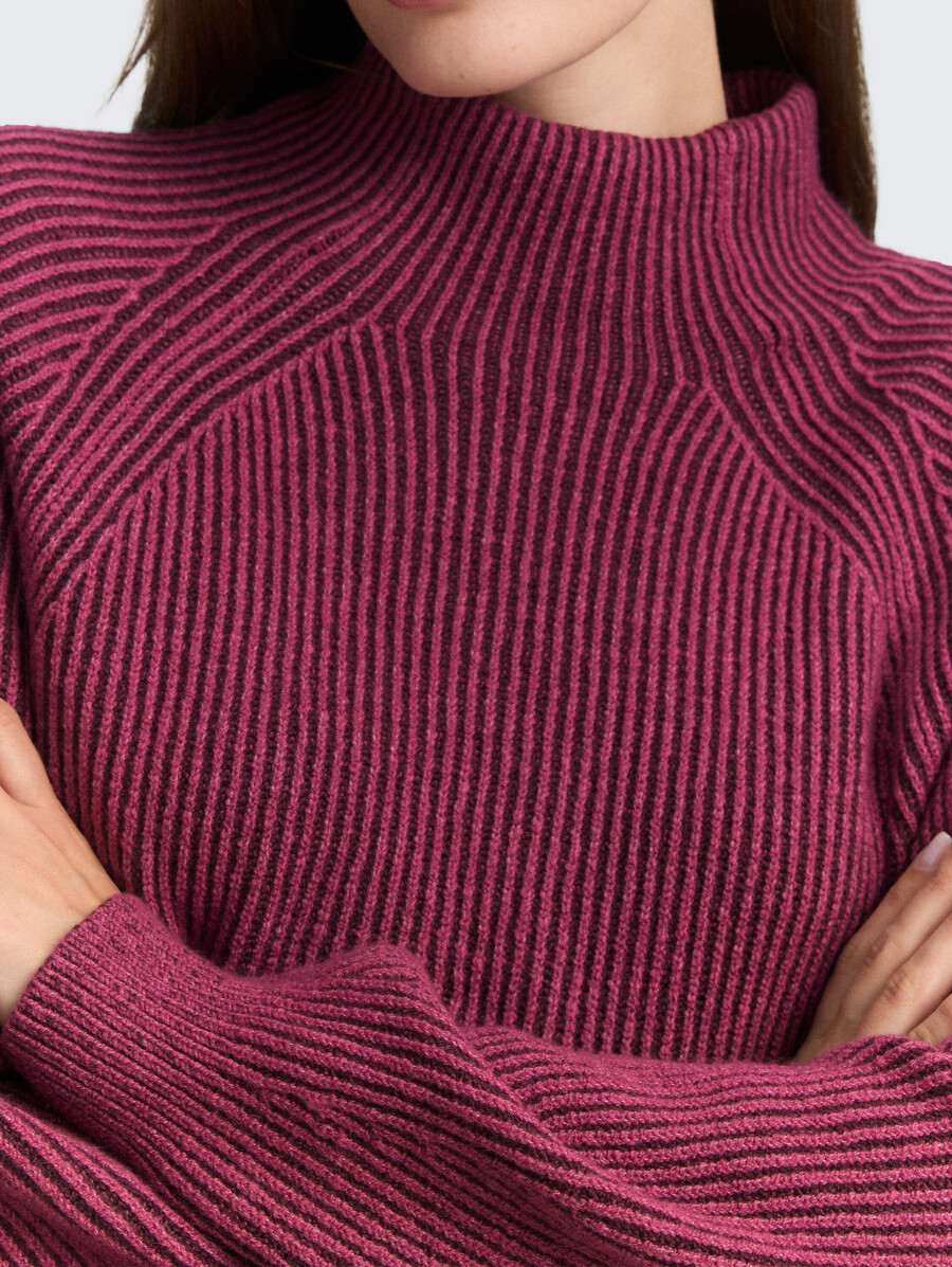 locker geschnittener strickpullover mit stehkragen