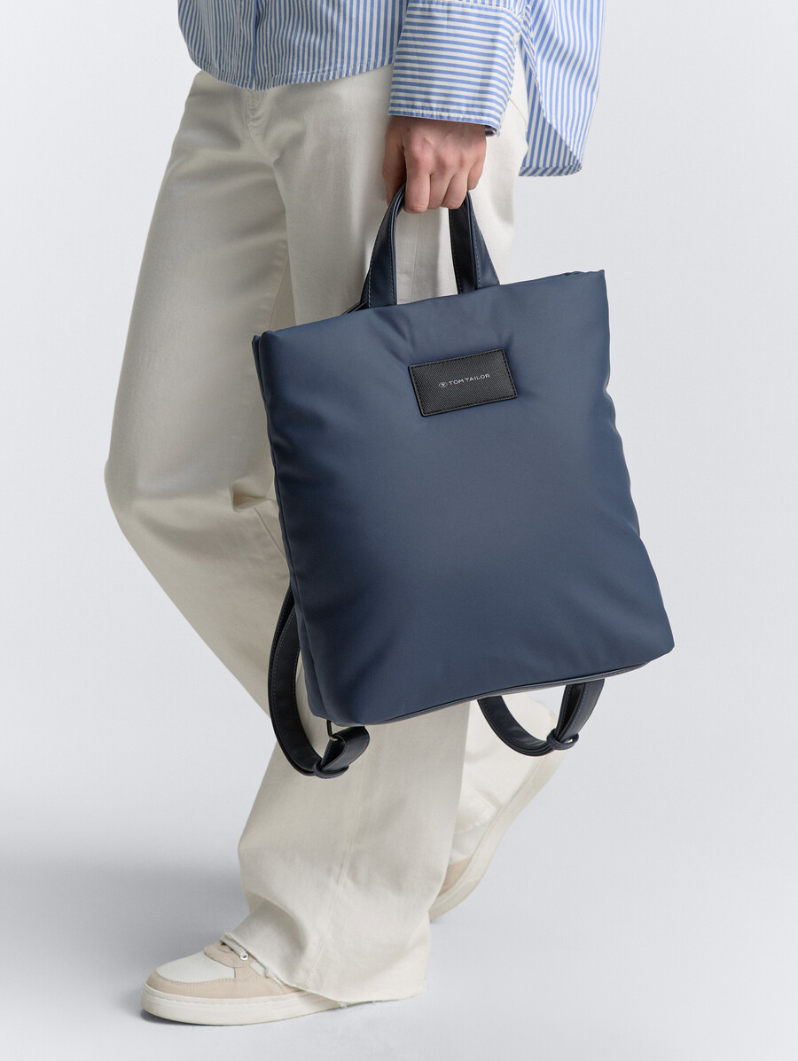 der ttpatti m rucksack ist aus wasserabweisendem recyceltem nylon gefertigt.