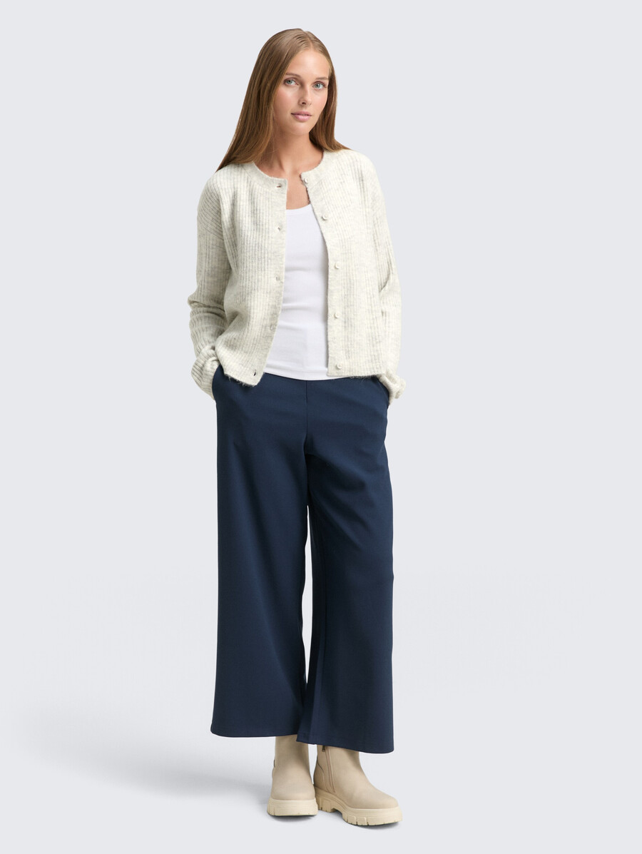 gemütliche strickjacke mit rundhalsausschnitt