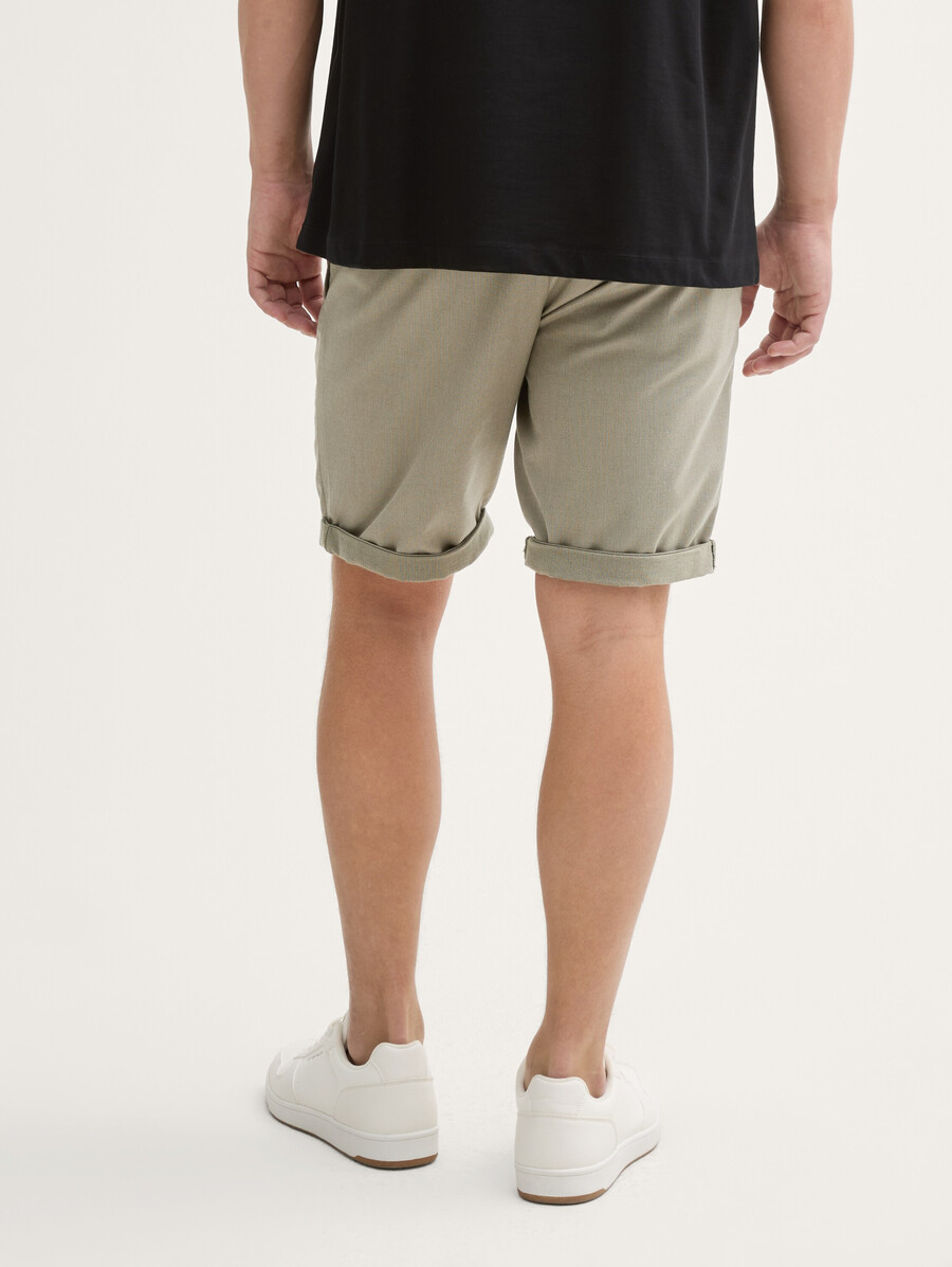 chino-shorts in regulärer passform mit gürtel