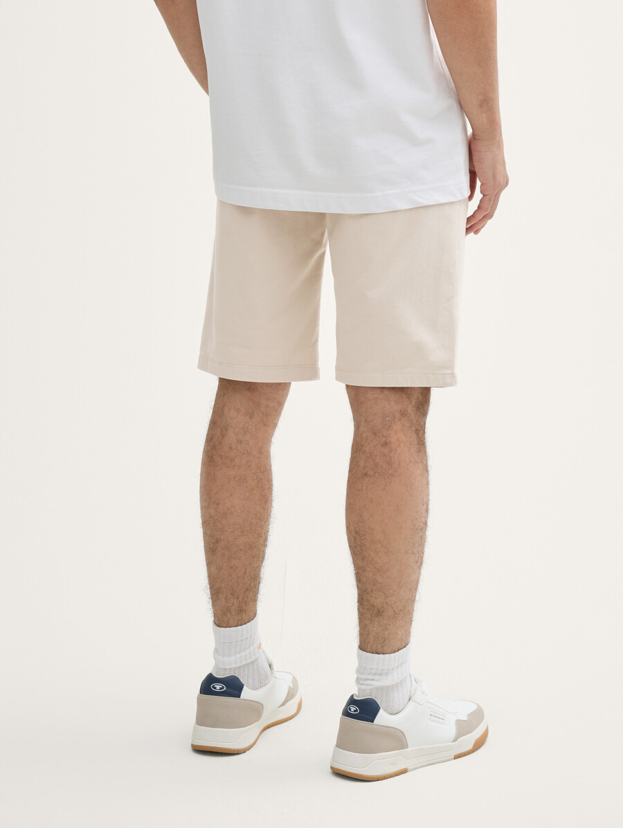 schmale chino-shorts