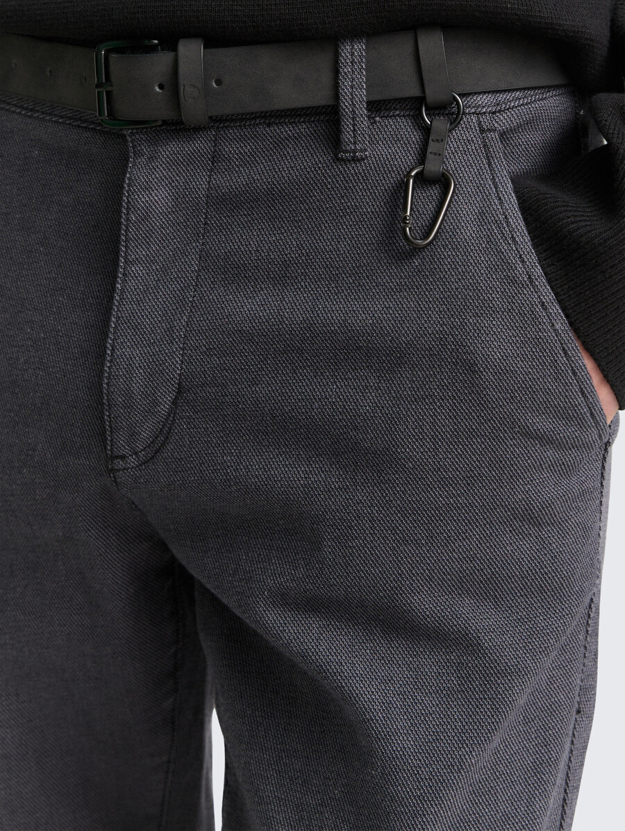 chino-hose mit geradem schnitt und gürtel