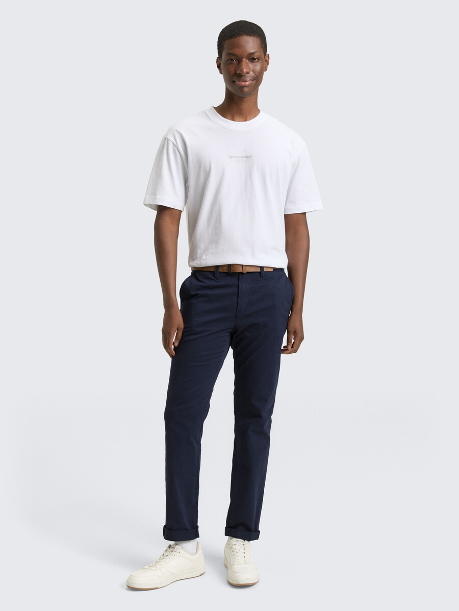 schmal geschnittene chino-hose mit gürtel