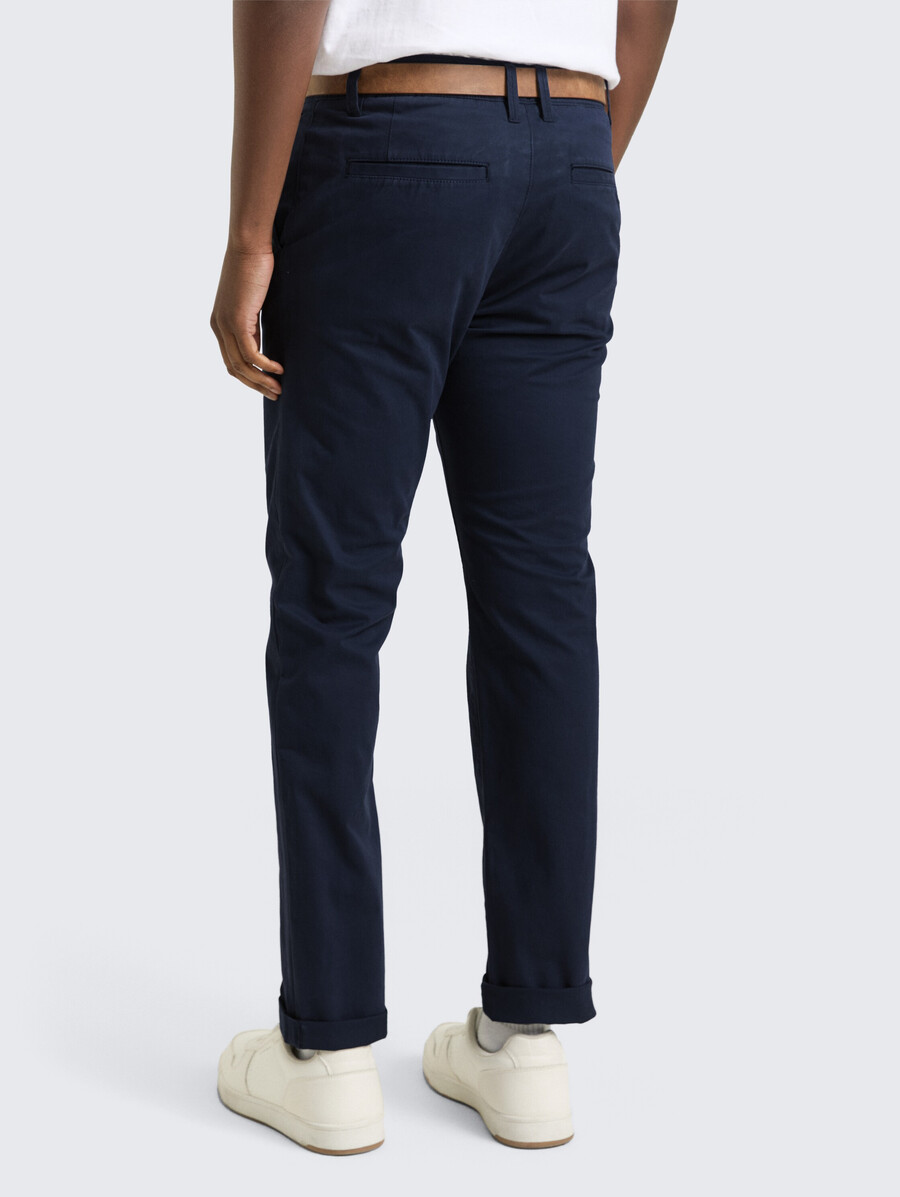 schmal geschnittene chino-hose mit gürtel