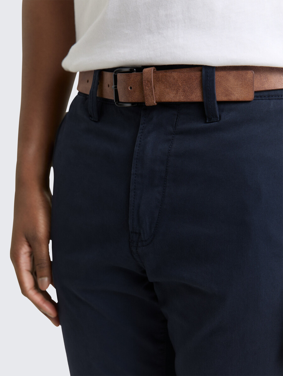 schmal geschnittene chino-hose mit gürtel