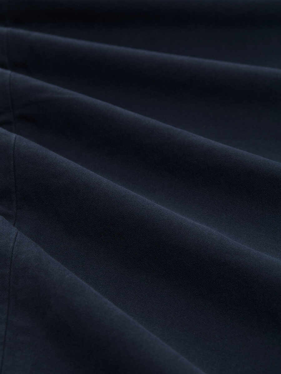 schmal geschnittene chino-hose mit gürtel