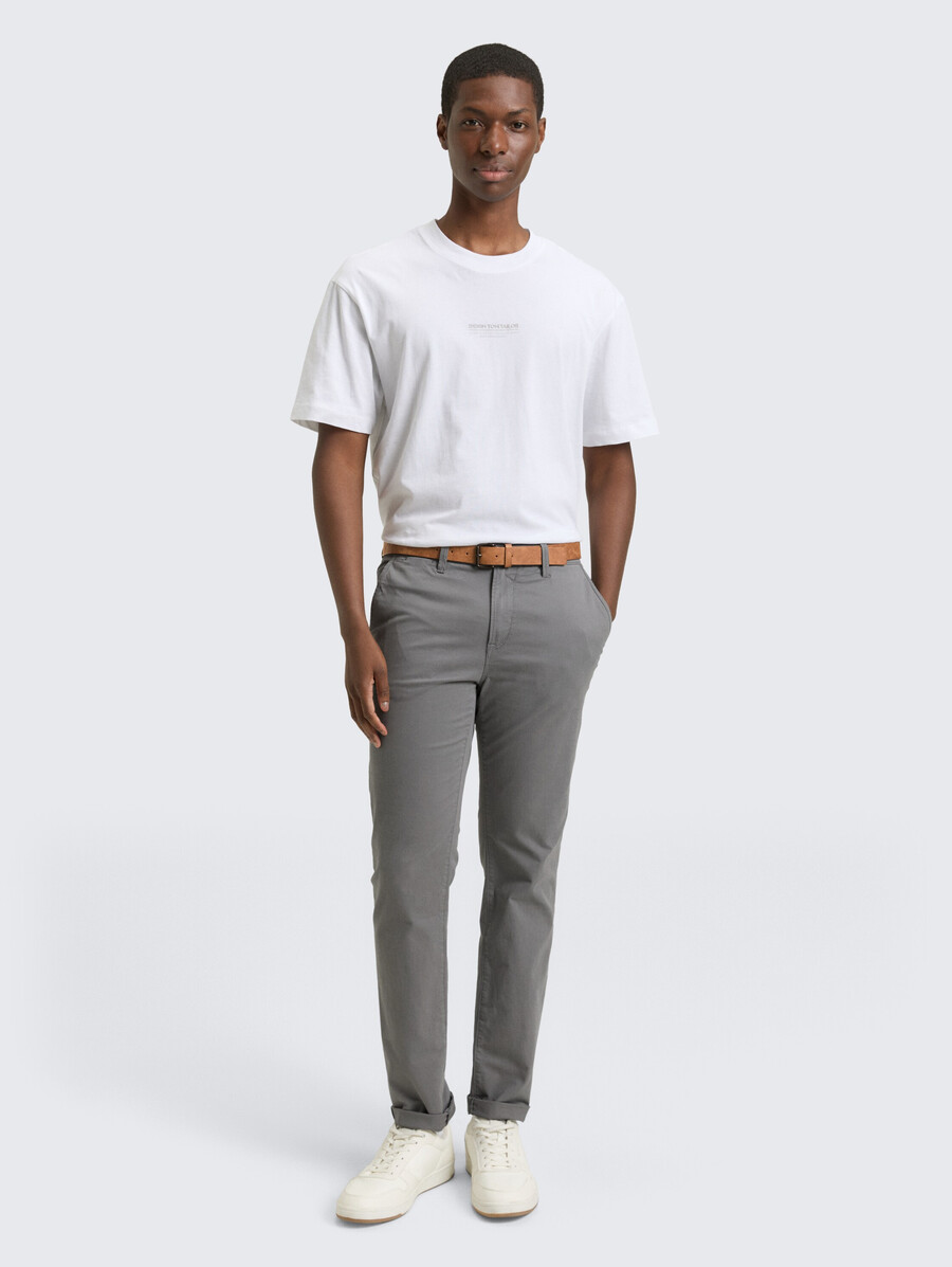 chino-hose mit gürtel