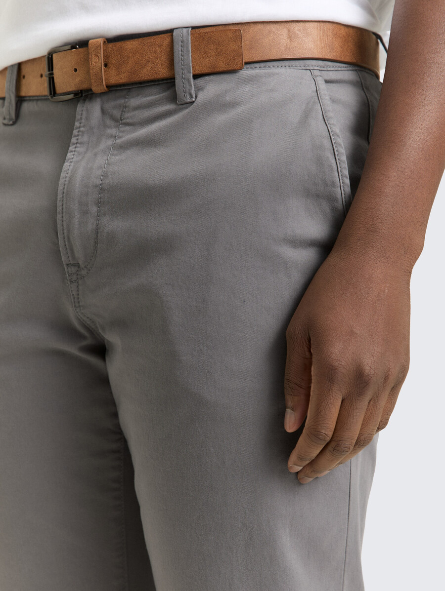 chino-hose mit gürtel
