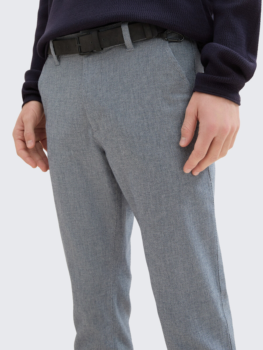chino-hose mit geradem schnitt und gürtel