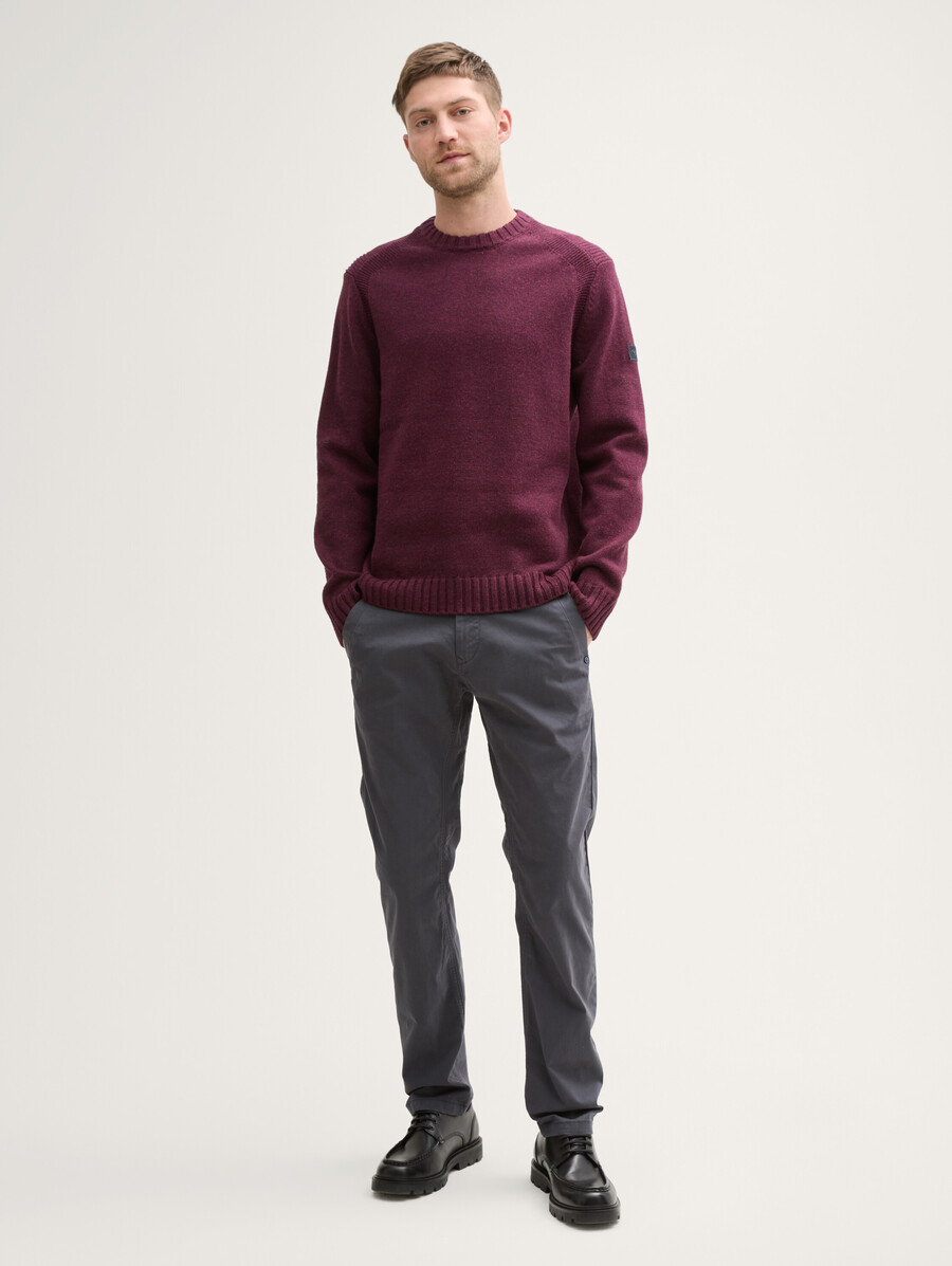 schmal zulaufende chino-hosen