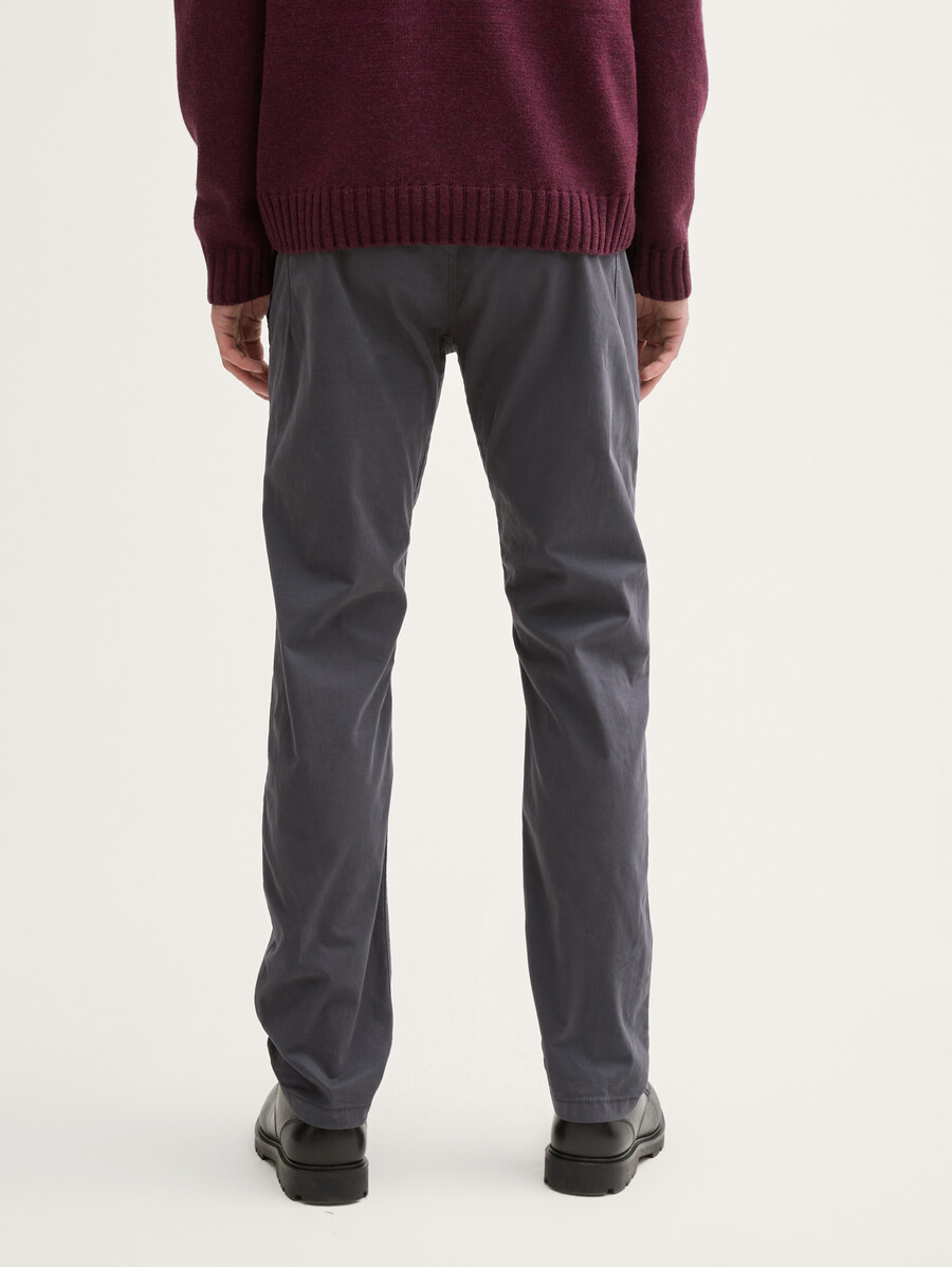 schmal zulaufende chino-hosen