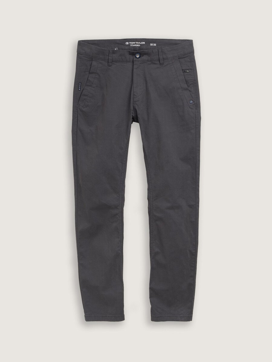 schmal zulaufende chino-hosen