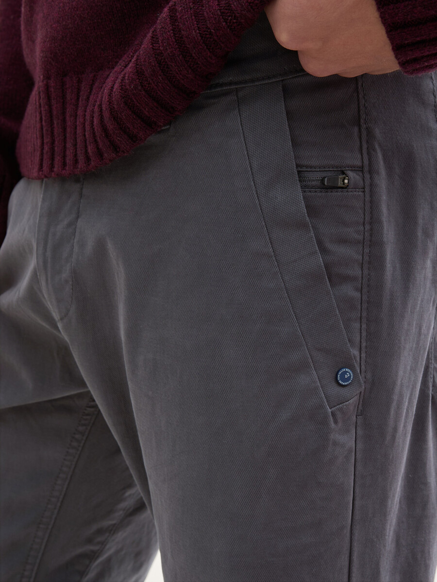 schmal zulaufende chino-hosen