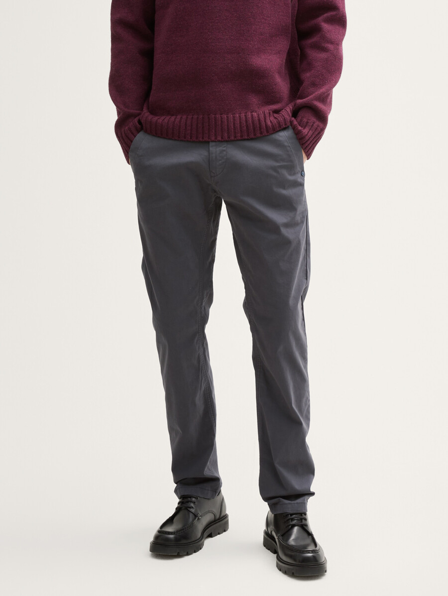 schmal zulaufende chino-hosen