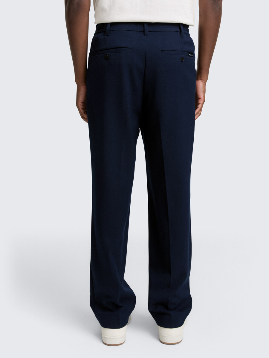 lockere chino-hose mit bügelfalte