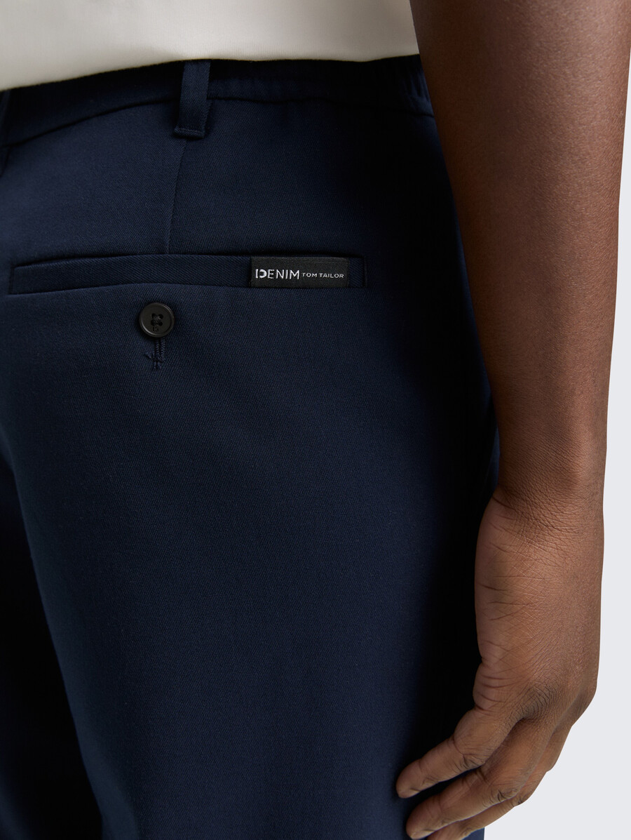 lockere chino-hose mit bügelfalte