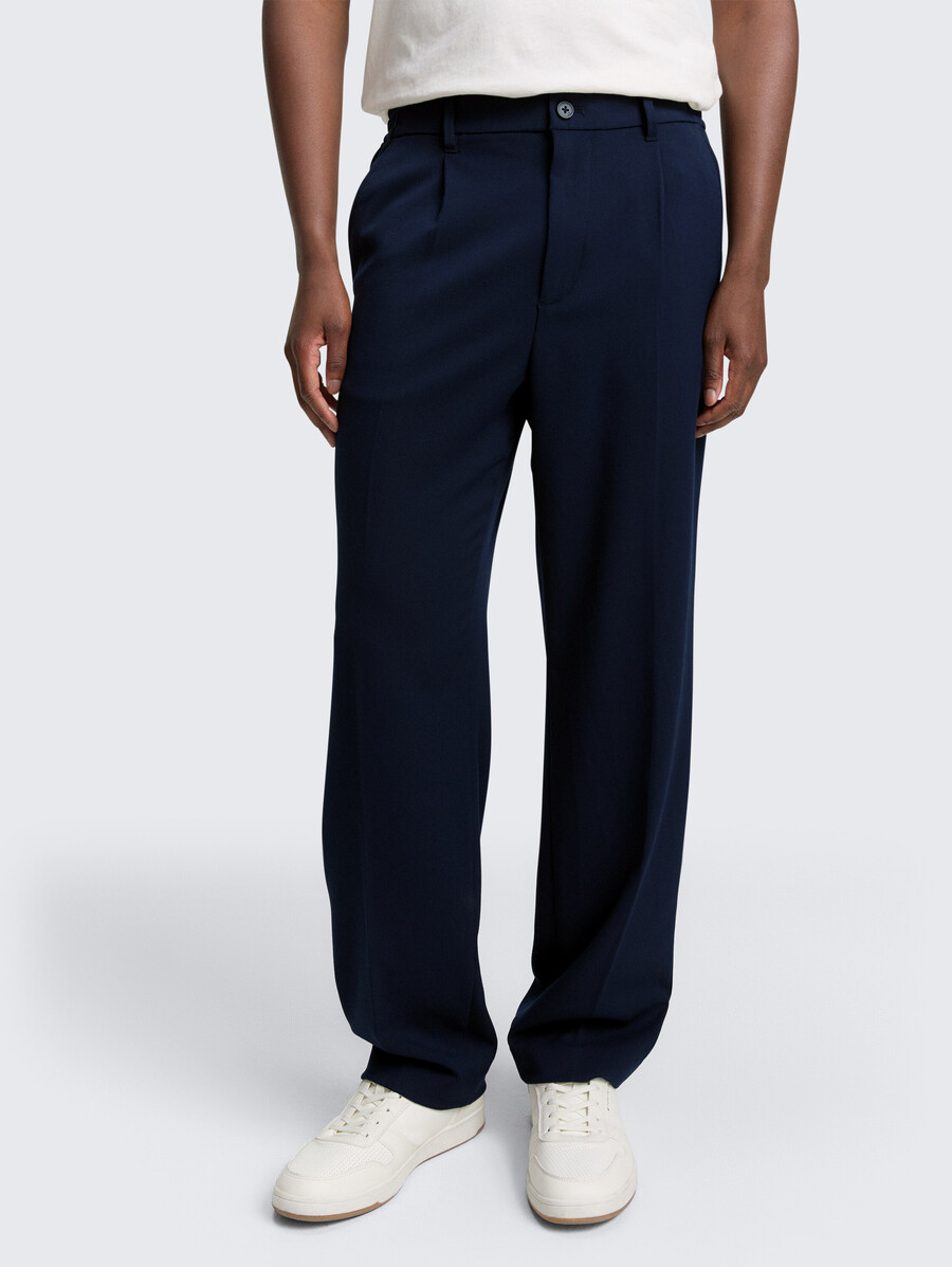 lockere chino-hose mit bügelfalte