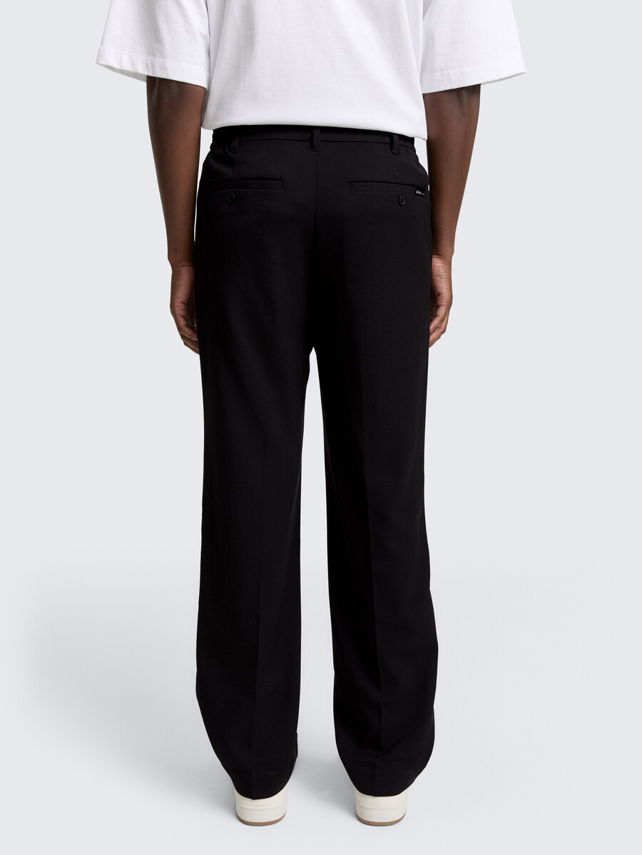 lockere chino-hose mit bügelfalte
