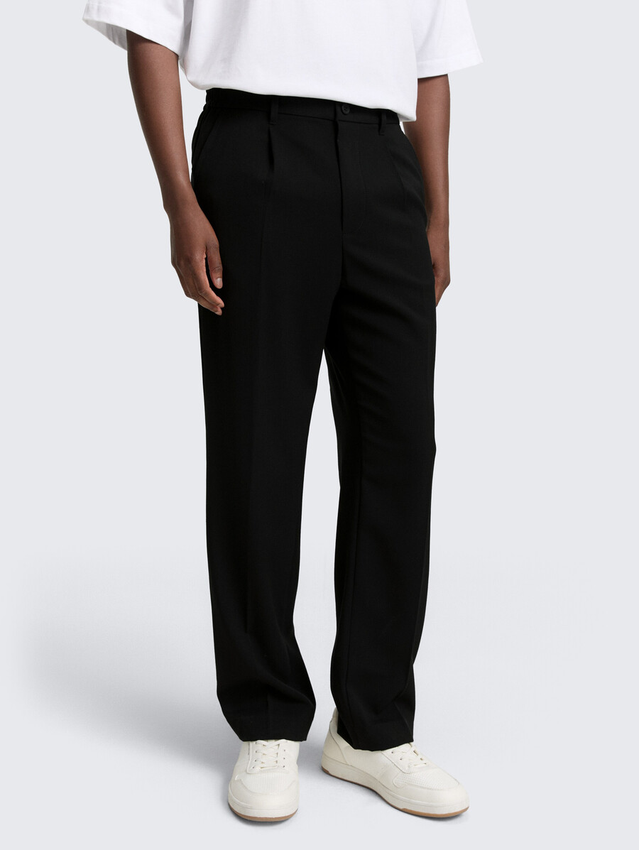 lockere chino-hose mit bügelfalte