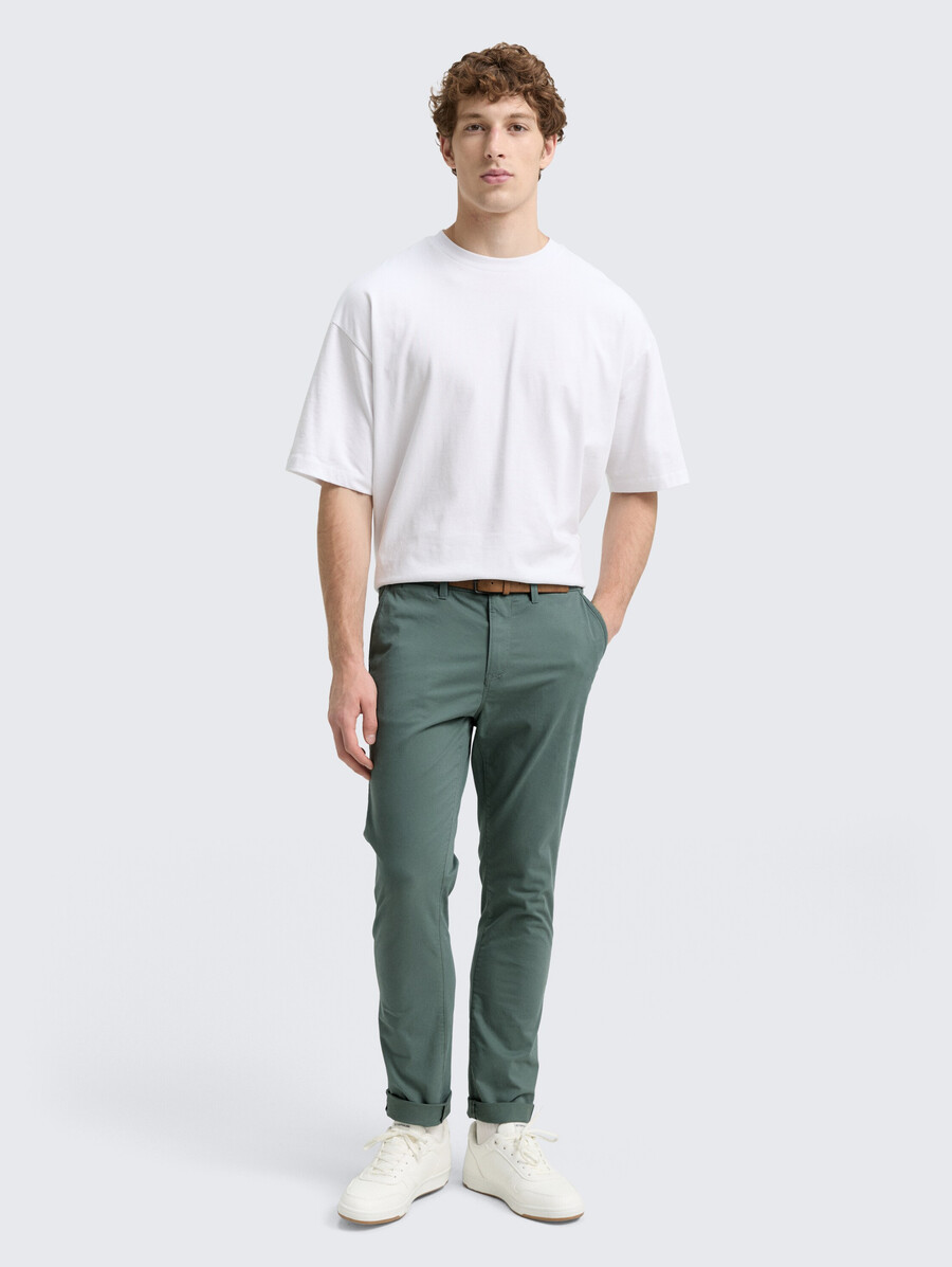 schmale chino-hose mit gürtel