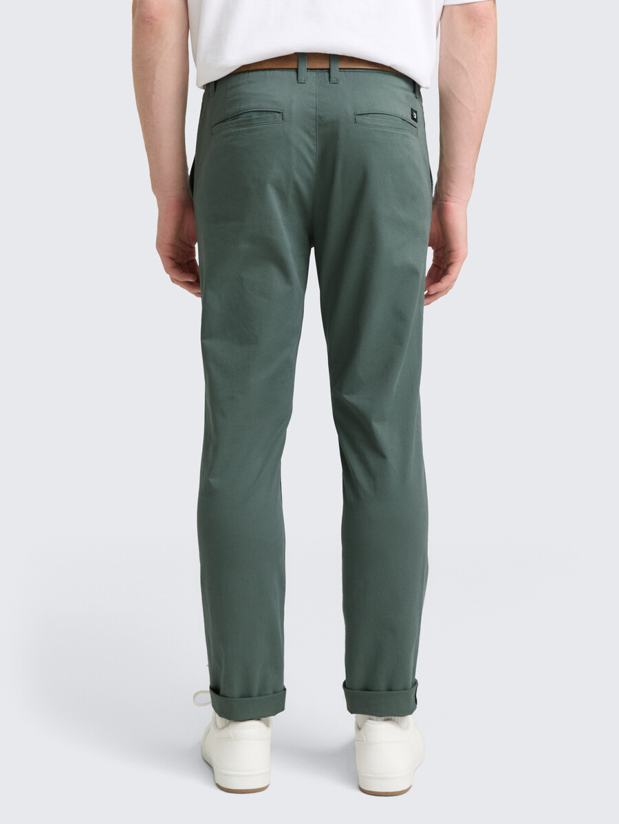 schmale chino-hose mit gürtel