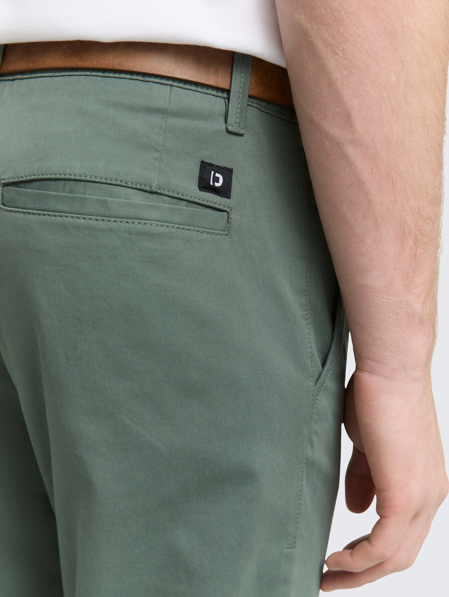 schmale chino-hose mit gürtel