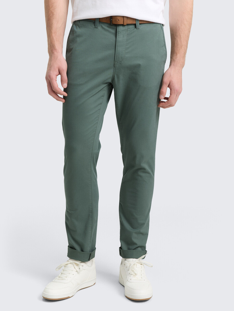 schmale chino-hose mit gürtel