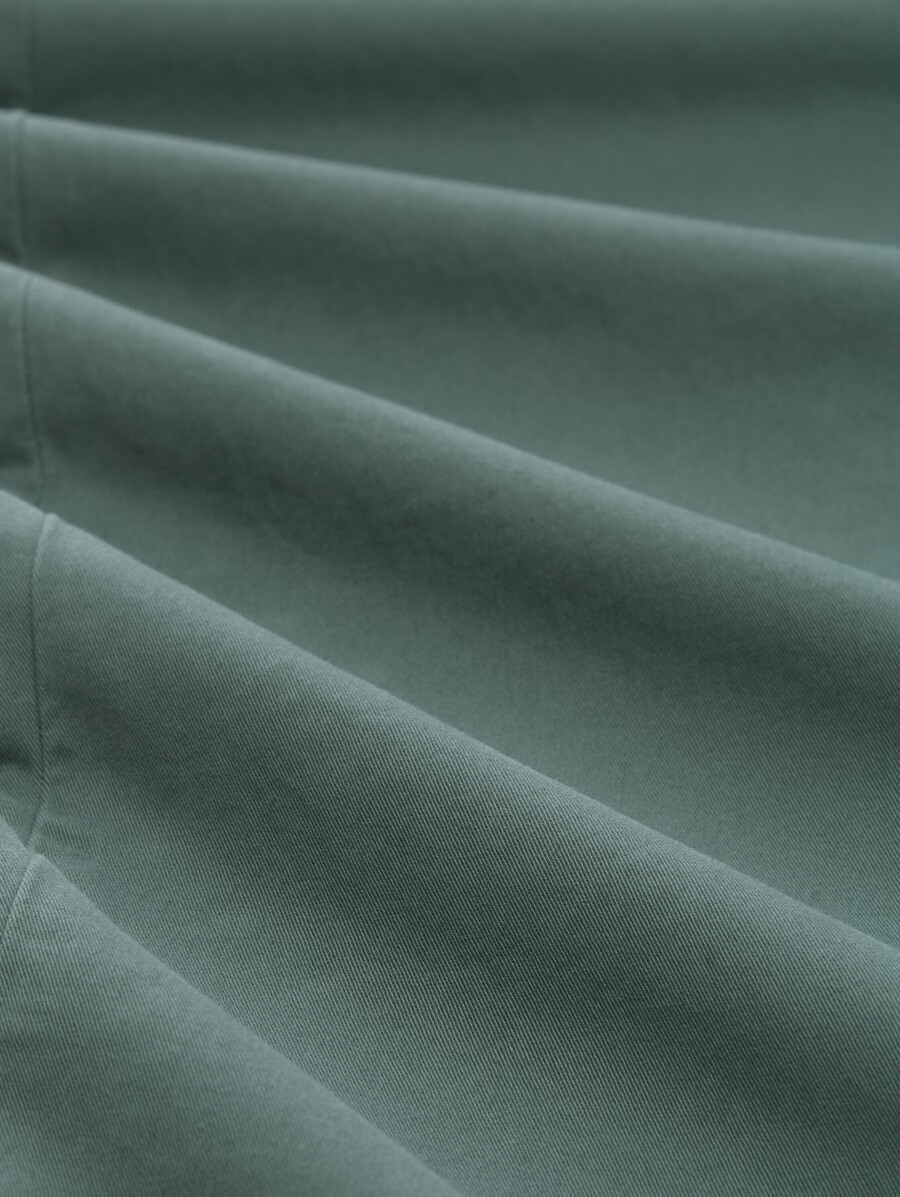 schmale chino-hose mit gürtel