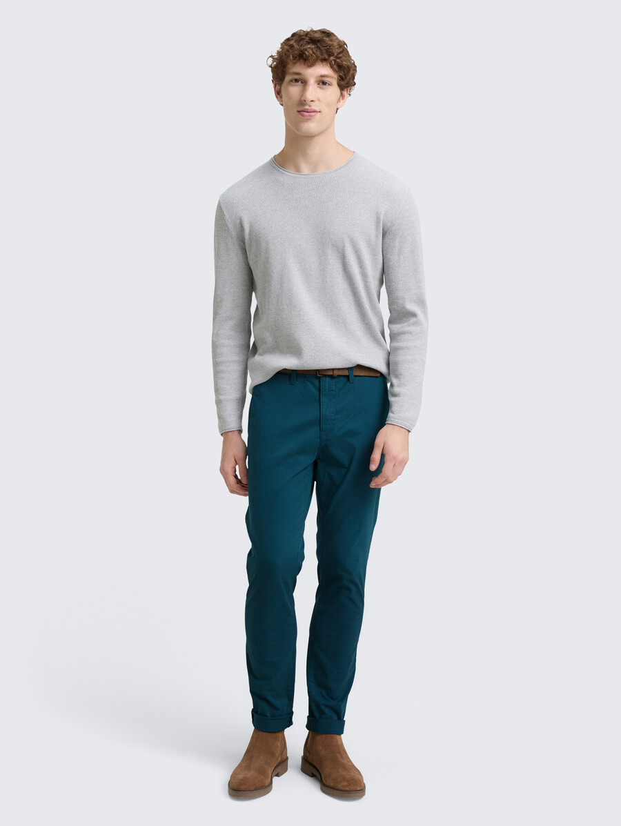 schmale chino-hose mit gürtel