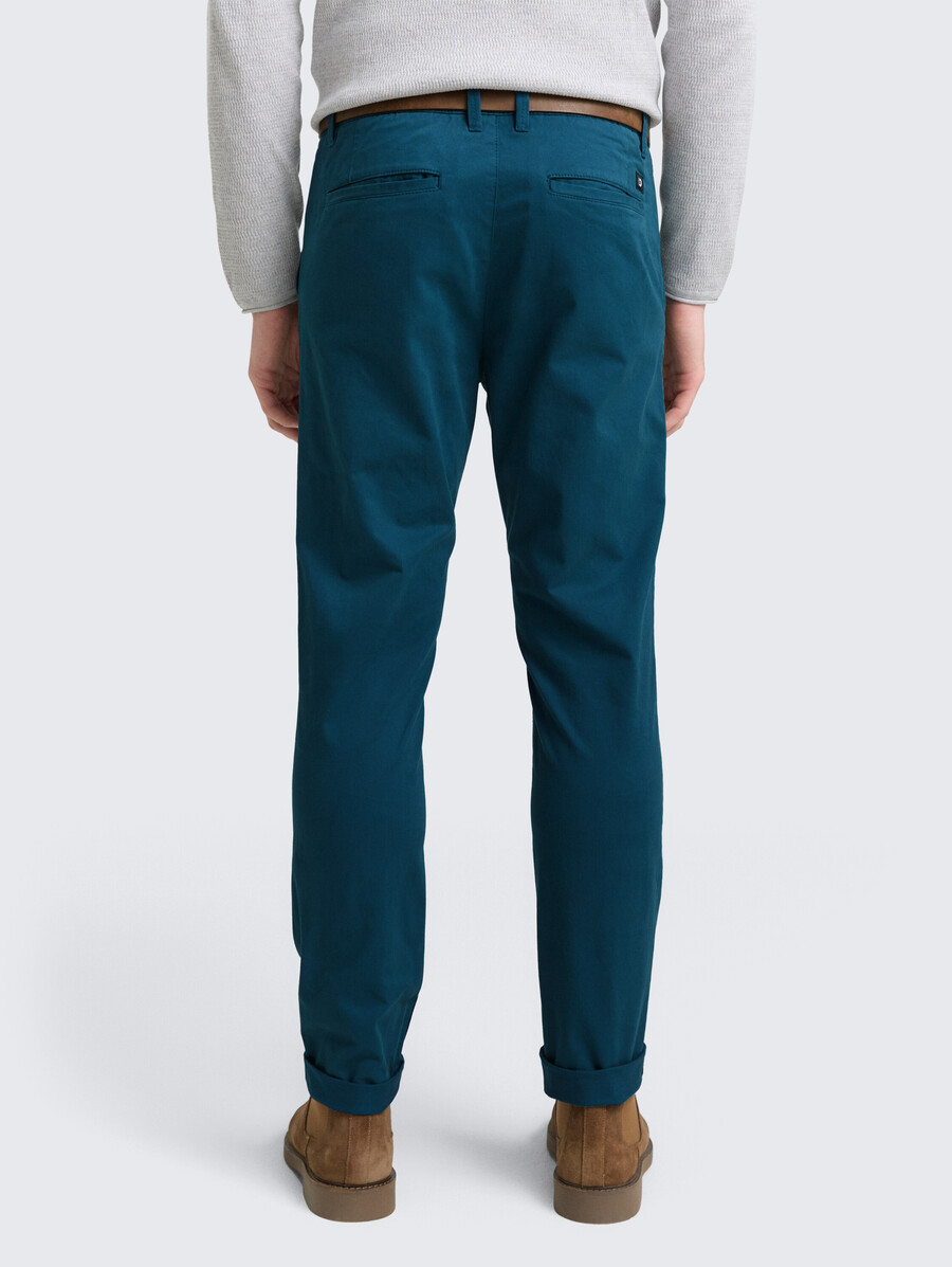 schmale chino-hose mit gürtel