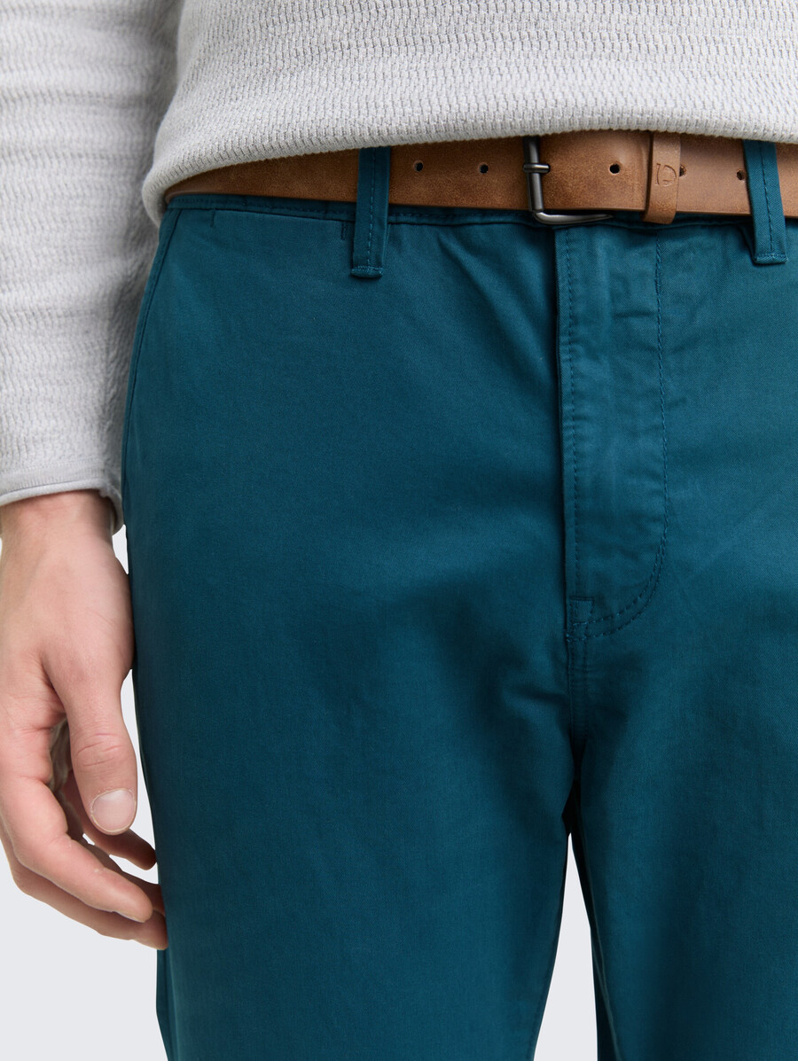 schmale chino-hose mit gürtel