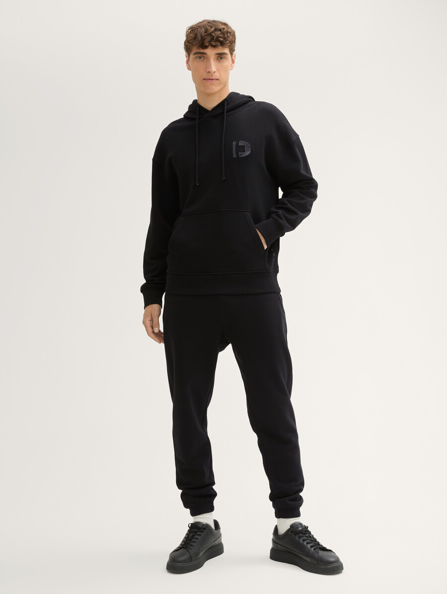 lässiger hoodie mit gesticktem logo