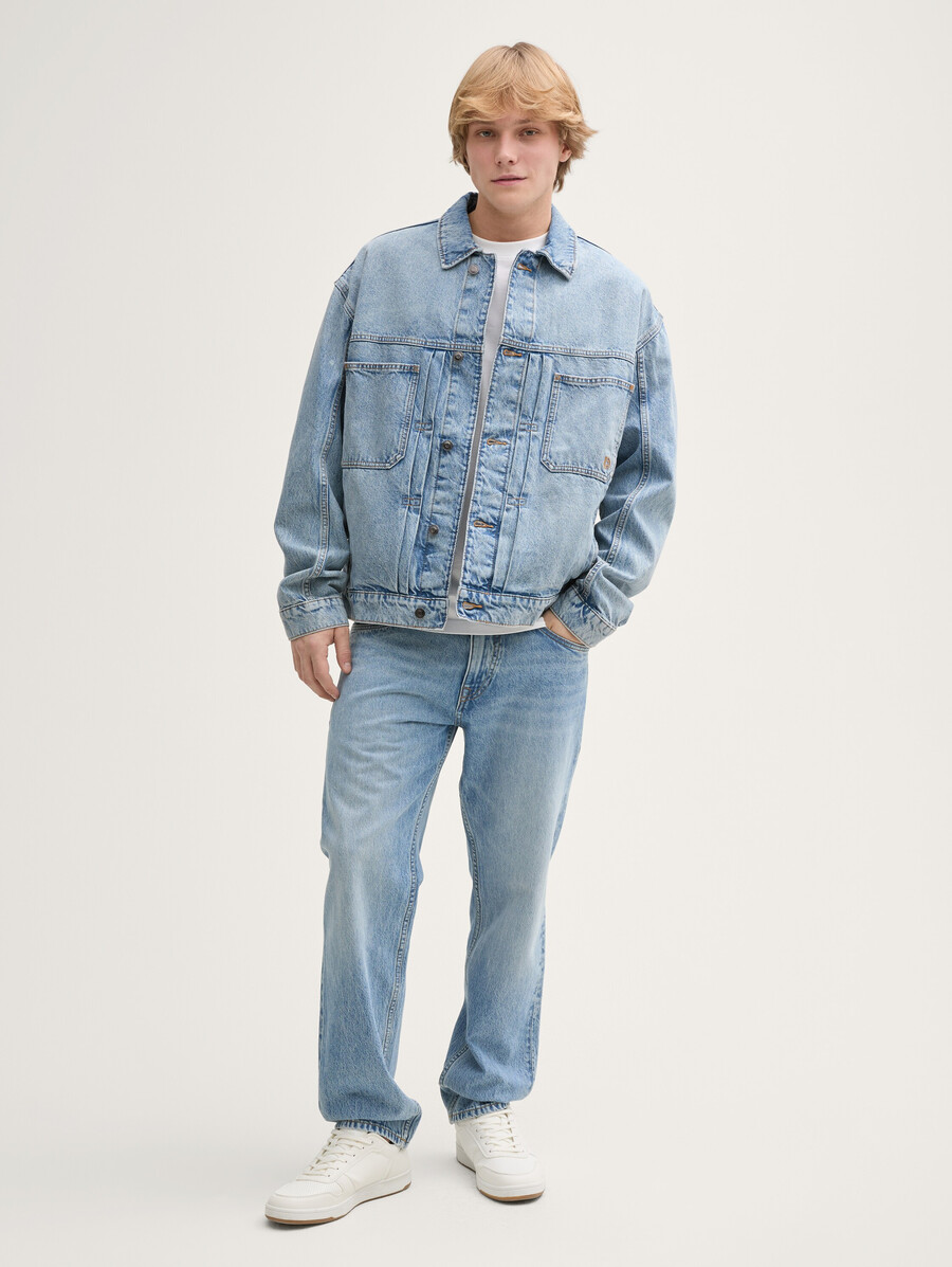 lässig geschnittene jeansjacke mit brusttaschen
