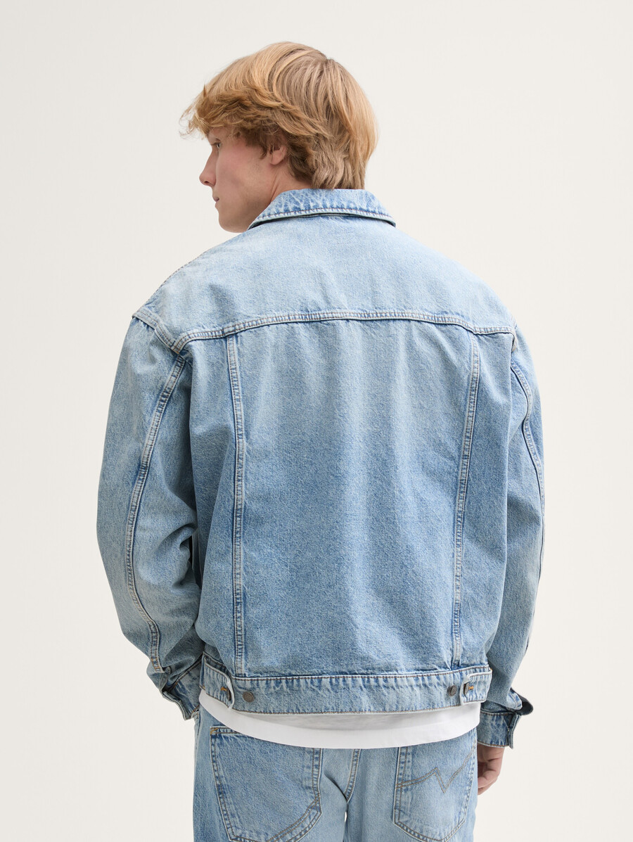 lässig geschnittene jeansjacke mit brusttaschen