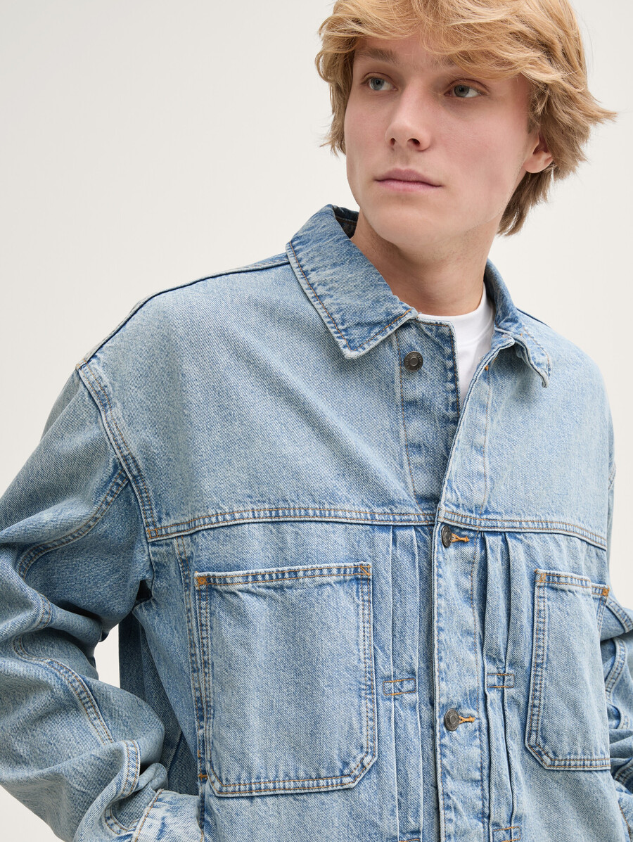 lässig geschnittene jeansjacke mit brusttaschen