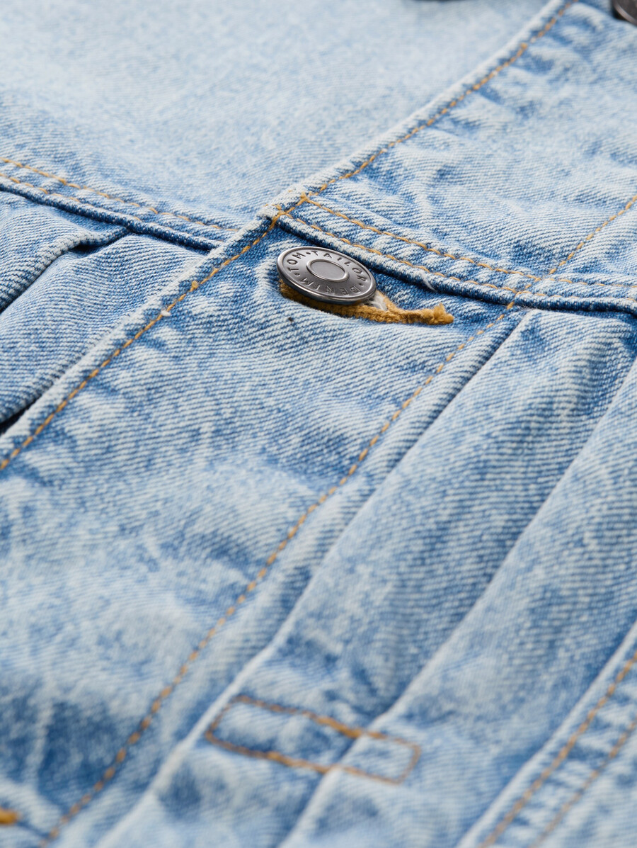 lässig geschnittene jeansjacke mit brusttaschen