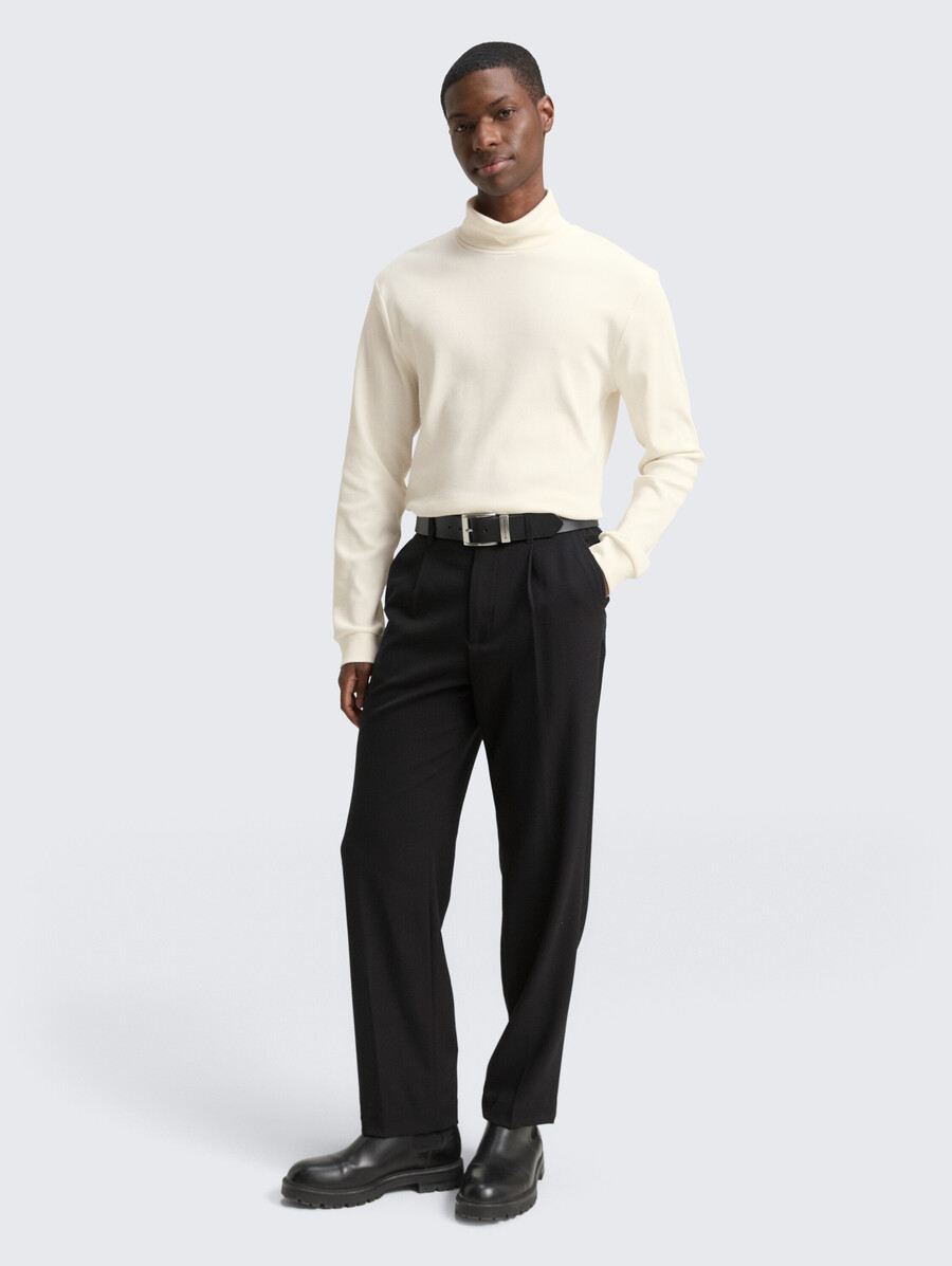 rollkragenpullover mit rippstruktur