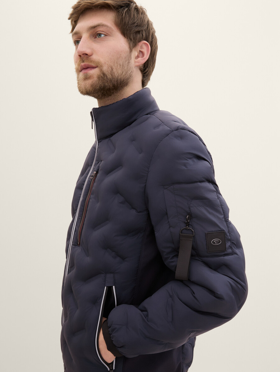 hybridjacke mit abnehmbarer kapuze